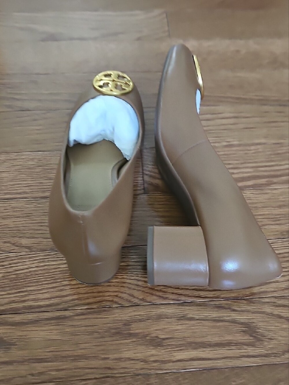 Tory Burch Tan Leather Round-Toe Pumps with Gold Logo Medallion - Picture 5 of 8